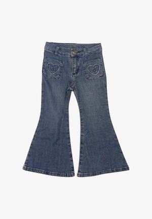 Jeans a zampa d'elefante in denim blu scuro, con ricami a forma di cuore sulle tasche posteriori e una robusta cintura con chiusura a bottone in metallo.