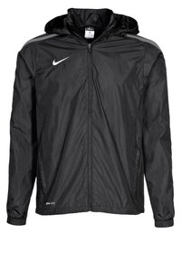 Cazadora negra de Nike con cremallera frontal, capucha y puños elásticos. Presenta detalles reflectantes y una tela ligera y suave.