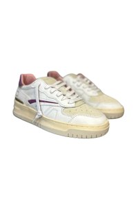 Sneaker in pelle bianca con suola beige chiaro, rifiniti con accenti viola, punta perforata e interno rosa. I lacci sono slacciati.
