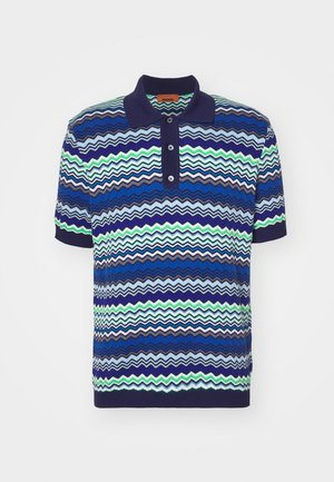 Dunkelblaues Polohemd mit einem Zickzackmuster in Grün, Hellblau und Grau. Verfügt über einen Kragen und eine Drei-Knopf-Leiste. Kurzärmlig.