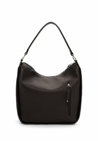 Juodos tekstūruotos odinės rankinės su vienu peties dirželiu ir priekyje vertikaliu užtrauktuko kišene, pateikta ant balto fono.