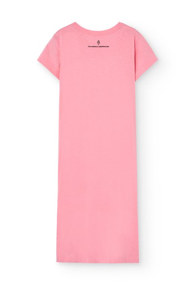 Rosa bomullsklänning med korta ärmar och rak nederkant. Har en liten svart logotyp på baksidan nära halsringningen. Enkel design.