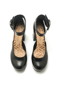 Scarpe col tacco alto in pelle nera con cinturino alla caviglia, caratterizzate da una punta arrotondata e una soletta beige testurizzata con motivo a foglia.