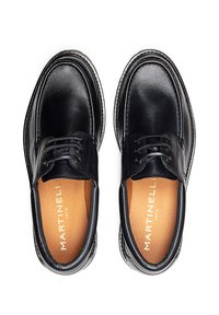 Chaussures en cuir noir avec une finition lisse, bout arrondi, design à lacets, couture contrastante et semelle intérieure marron avec le logo "MARTINELLI 1973".