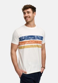Hvid T-shirt med blå, orange og gule vandrette striber, lavet af blødt stof. Har en rund halsudskæring og korte ærmer. Casual fit.