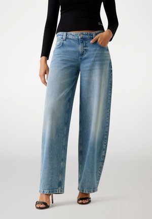 Jeans a gamba larga di colore blu chiaro realizzati in denim, con una finitura sbiadita, design a cinque tasche e chiusura con bottone.