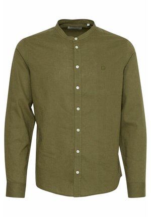 Chemise à manches longues vert olive avec col montant, boutonnée sur le devant avec des boutons blancs. Confectionnée en tissu texturé avec un logo brodé.