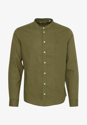 Olivzaļš garām piedurknēm krekls ar stāvvērienu apkakli, pogu priekšpusi un baltām pogām. Izgatavots no teksturētas auduma ar izšūtu logotipu.