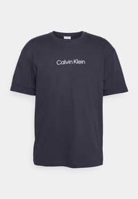 Calvin Klein HERO LOGO COMFORT - Basic T-shirt - tropic blue/light blue | T-Shirts