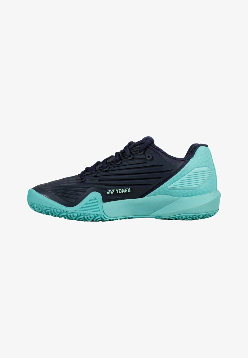 Yonex Sportschuh mit navyfarbenem Obermaterial und strukturierten Mustern, mintfarbenen Akzenten und einer Gummisohle mit gekrümmtem Profil für besseren Halt.