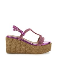 Sandali wedge viola con una piattaforma in paglia intrecciata, dotati di una fascia metallica lucida e fibbia, e un accento in tessuto testurizzato.