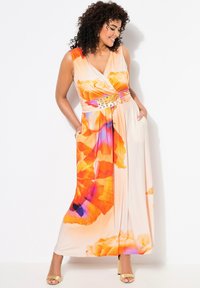 Ulla Popken FLORAL WRAP LOOK SLEEVELESS - Společenské šaty - apricot