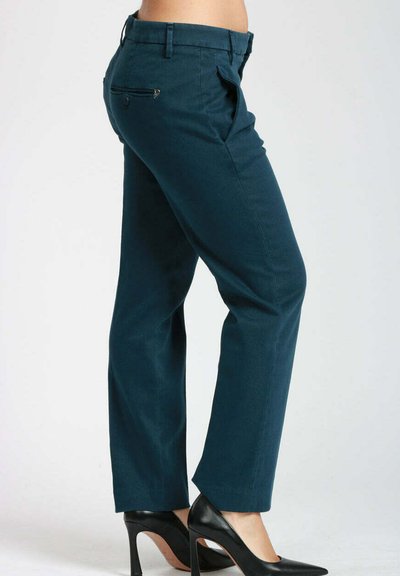Pantaloni in misto cotone di colore verde bluastro, con gambe dritte, vita media e una tasca posteriore con dettaglio in zip. Abbinati a tacchi alti neri.