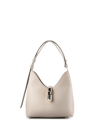 Beige leren handtas met een gebogen bovenkant, een verstelbare enkele schouderriem en een centrale zilveren sluiting.