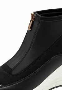 Marco Tozzi Vysoké tenisky - black comb