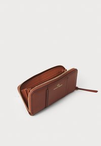 Barna bőr pénztárca, cipzáras záródással, strukturált felülettel, arany logóval elöl, és több kártyatartó rekesszel belül.