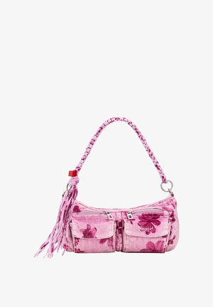 Pieni vaaleanpunainen käsilaukku, jossa on tummanpunainen kukkakuosi, kaksi etutaskua vetoketjuilla, punottu kahva ja vaaleanpunaiset hapsut yhdellä sivulla.