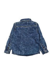 Giacca di jeans di colore blu scuro con una finitura leggermente sbiadita, polsini con bottoni e colletto classico. Presenta una doppia cucitura sul retro.