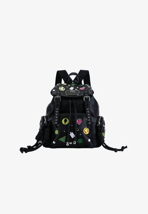 Sort læder rygsæk med farverige lapper og nitter, rektangulær form, snøre lukning, top håndtag og justerbare skulderstropper.