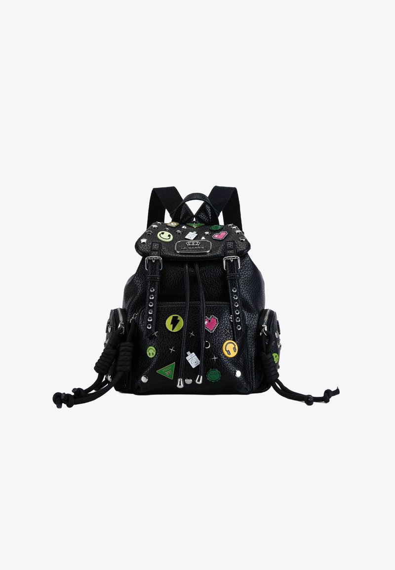 Zaino in pelle nera con toppe colorate e borchie, forma rettangolare, chiusura a cordoncino, maniglia superiore e spallacci regolabili.