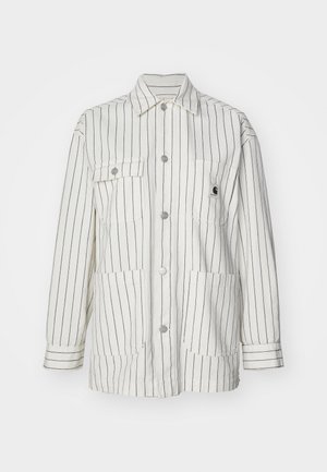 Veste rayée blanche avec un devant à boutons, deux grandes poches avant, des manches longues et un col. Fabriquée en tissu durable.