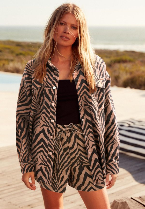 Jeansjacke - tiger print