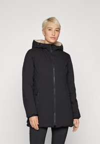 Melna, kapucīna parka ar rāvējslēdzēju priekšā, elastīgām aprocēm un divām sānu kabatām. Iekšējā oderējuma krāsa ir gaiši bēša. Gluda, matēta tekstūra.