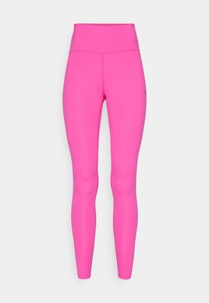 Ružové legíny s vysokým pásom, hladkou textúrou a celoplošným dizajnom. Vyznačujú sa minimálnym prešívaním a malým logom na boku.