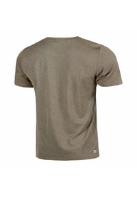 Camiseta de manga corta en verde oliva, con un patrón texturizado de pequeños puntos uniformes, escote redondo y un ligero curvado en el dobladillo.