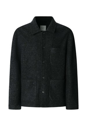 Giacca camicia in lana grigio scuro con collo e tre tasche frontali, due grandi nella parte inferiore e una più piccola sul petto.