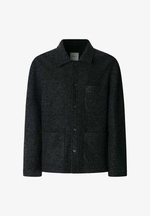 Dunkelgraue Woll-Hemdjacke mit Kragen und drei aufgesetzten Taschen vorne, zwei große unten und eine kleinere auf der Brust.