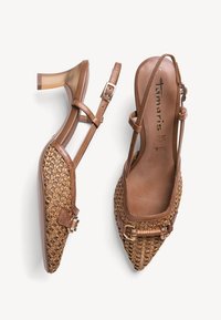Tacchi slingback intrecciati marroni con punta appuntita, tacco a blocco trasparente e cinturino con dettaglio fibbia. Parte superiore in pelle testurizzata.