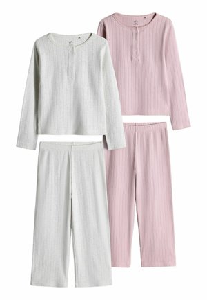 Zwei Sets aus gerippt gestrickten Pyjamas mit langärmeligen, geknöpften Oberteilen und Hosen mit weitem Bein, ein Set in Hellgrau und ein Set in Hellrosa.