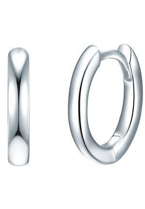 Orecchini a cerchio in argento con una superficie liscia e lucida, profilo arrotondato e chiusura sicura. Il design è minimalista e moderno.