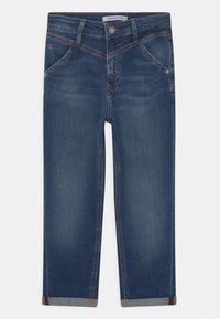 Jeans de mezclilla azul oscuro con corte recto, que presentan bolsillos frontales, un pequeño logo y dobladillos enrollados con costuras en contraste.
