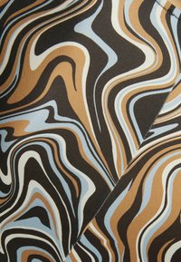 Hnědý, černý, bílý a modrý vířící abstraktní vzor na látce s viditelným švem.