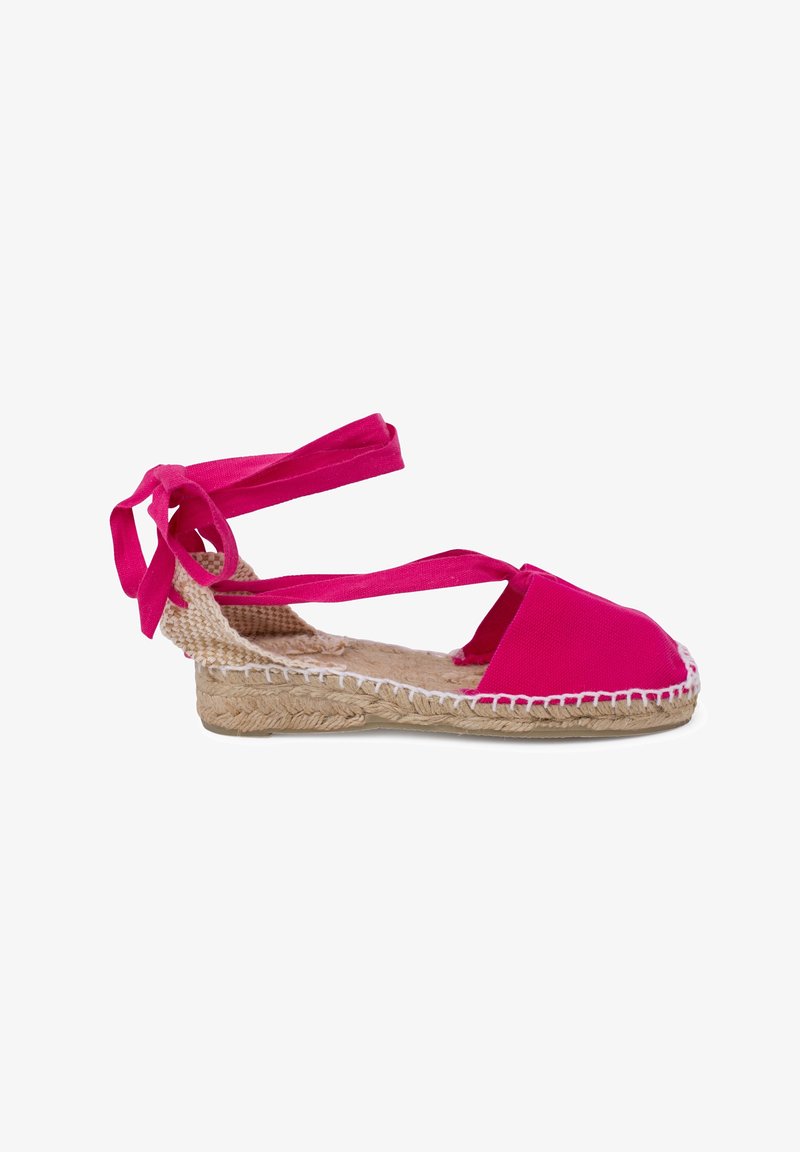 Espadrille en toile rose avec une semelle en jute, dotée de attaches croisées en ruban à la cheville et d'un bord blanc cousu le long de la semelle.