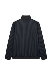 Chaqueta de marina con rayas verticales azules, un cuello negro, mangas largas y puños elásticos. Tejido suave con una cinturilla ajustada.