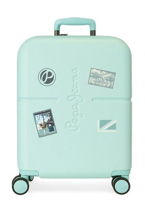 Maleta rígida de color azul claro con cuatro ruedas, asa superior, logo en relieve de "Pepe Jeans" y tres pegatinas con temática de viaje.