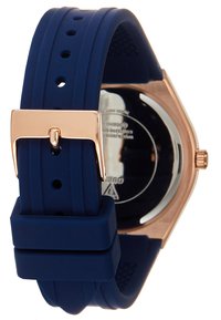 Námořnický silikonový řemínek na hodinky s kovovou sponou v barvě růžového zlata. Má strukturovanou spodní stranu a několik otvorů pro nastavení délky. Hexagonální pouzdro.