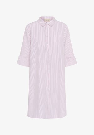 Stribet skjortekjole i lys pink og hvid. Har krave, knaplukning foran, trekvartærmer og flæsekanter. Blød stoftekstur.