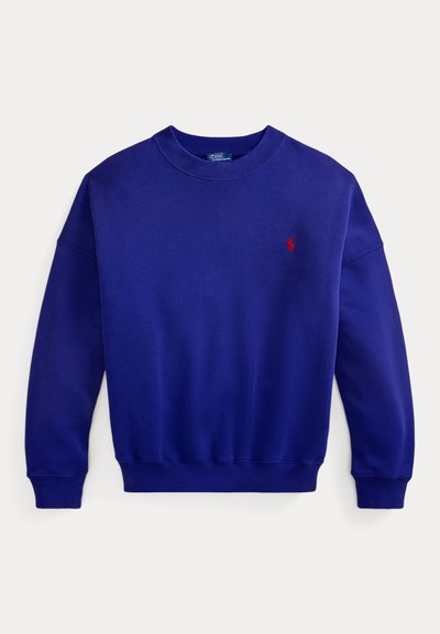 Φούτερ σε βασιλικό μπλε χρώμα από βαμβάκι, με στρογγυλή λαιμόκοψη, ριμπ μανσέτες και τελείωμα, και μικρό κόκκινο λογότυπο στο στήθος. Λείο ύφασμα.