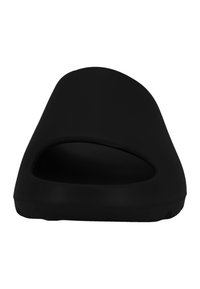 Mustat liukusandaalit, joissa on sileä, matta pinta, avoin varvasmuotoilu ja kaareva pohja mukavuutta varten.