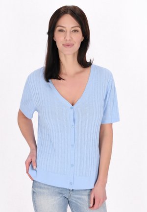 Cardigan lavorato a maglia blu chiaro con maniche corte, scollo a V, chiusura con bottoni e motivo a trecce testurizzate. Presenta orlo e polsini a costine.