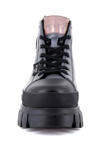 Zapatilla alta de cuero negra y gris con puntera de goma, suela texturizada negra y acento brillante en cobre en la lengüeta. Cordones y etiqueta negros.