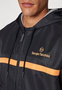 Sergio Tacchini PRANNIE TRACK JACKET - Chaqueta de entrenamiento - black/griffin
