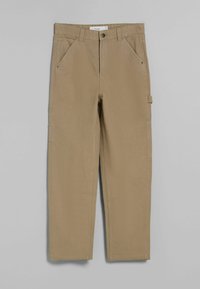 Beige cargo-housut, jotka on valmistettu puuvillasta, joissa on kaksi sivutaskua, suora leikkaus ja nappikiinnitys. Pehmeä rakenne ja minimaalinen yksityiskohtaisuus.