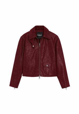 Giacca in pelle bordeaux con collo a punta, chiusura frontale con zip, tasche laterali e una finitura testurizzata. Caratterizzata da dettagli metallici argentati.