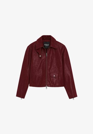 Bordová kožená bunda s špicatým golierom, predným uzáverom na zips, bočnými vreckami a štruktúrovaným povrchom. Obsahuje akcenty z kovu v striebornom odtieni.
