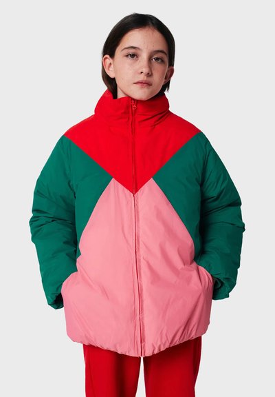 Veste matelassée avec un design en blocs de couleurs rouge, vert et rose, dotée d'un col haut et de poches latérales, fabriquée à partir d'un matériau léger et lisse.
